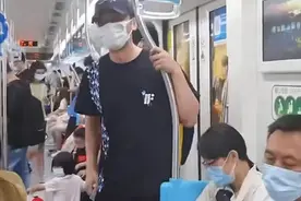 演员李晨独自坐地铁，全程无人理会，为啥明星出门还是喜欢带保安图片