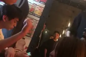 王思聪出门不带美女？表情萎靡疑遇麻烦，两个强壮保镖贴身陪伴图片