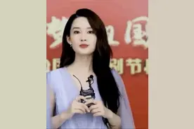 央视镜头下的女明星，李沁一袭粉蓝纱裙太梦幻，如同仙子图片