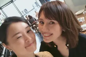 袁泉连鱼尾纹都在散发魅力，与凌玲同框，这回唐晶满脸尽是温柔图片