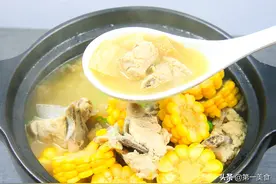 玉米炖排骨，厨师长巧用淀粉和食盐处理排骨，汤清肉嫩，鲜香浓郁图片