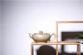 一把布满绚丽雨花石的紫砂壶图片