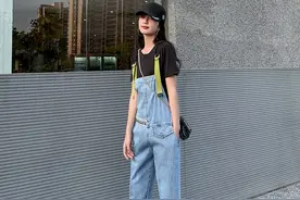 今年牛仔背带裤怎么穿？一改传统复古学院风吊带，很值得你穿搭图片