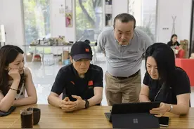 张艺谋高调炫富！买240万豪车才穿百元国货，小32岁娇妻素颜更美图片