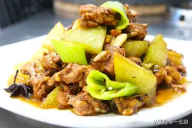 厨师长教你冬瓜炖鸡的家常做法，肉嫩鲜香，地地道道的农家菜图片