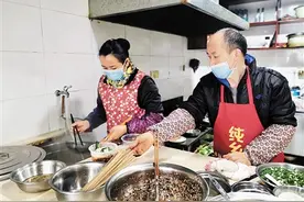 面熟 老顾客赶了个早，因家门口的夫妻小面馆开业了图片