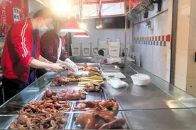 “技术流”小哥：凭借祖传老卤技术，17年摆成“地摊王”图片