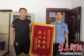 交叉路口货车与摩托车相撞，拿到责任认定书后，车主很惊讶图片