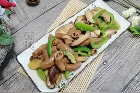 老一辈最爱的美食，加点青椒简单一炒，开胃下酒，上桌汤汁都不剩图片