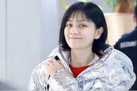 胡可心态真好，素颜出门也很自信，虽然有黑眼圈却依旧不显老图片