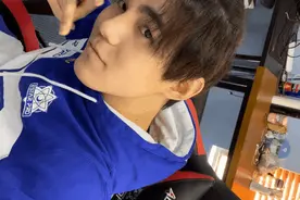 KPL人员营业，eStar诺言解说李九头发太长扎起了辫子，诺言是真帅图片