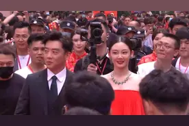 恭喜！郑恺火锅店开业，老板娘苗苗一席红裙配绿宝石，分外抢镜图片