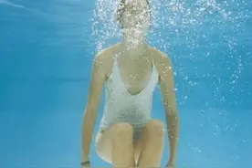为什么有的人可以水里睁开眼，有人却不行？图片