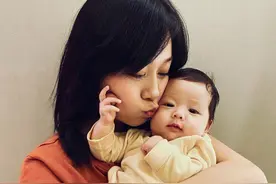黄心颖晒嘟嘴亲吻萌娃照，为BB庆百日爱意满满，被质疑靠孩子洗白图片