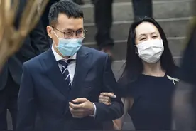 孟晚舟最新出庭又换一条小黑裙！配蜻蜓胸针，挽着男士罕见露笑容图片
