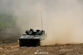 动感十足！多视角看装甲车驾驶训练超燃瞬间图片