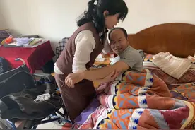 这个宁波媳妇带着瘫痪前夫出嫁！邻居们说，她从来没向命运低过头！图片