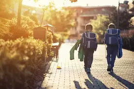 竟是真的！新学期第一天，杭州老爸把娃送错学校！孩子的反应亮了图片