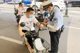 济南骑电动车不戴头盔将被查纠，被查后可通过朋友圈集赞代罚图片