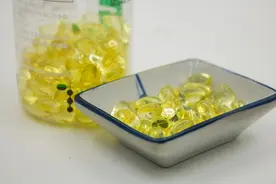脸上斑点多，女子坚持睡前吃一粒维生素E，后来怎么样了？图片