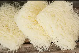 干米粉浸泡时，要用温水还是开水？教你正确做法，不粘锅不会坨图片