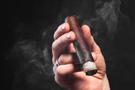 烟瘾，酒瘾，色瘾，都会减寿吗？为了健康，男人最该戒掉哪种？图片