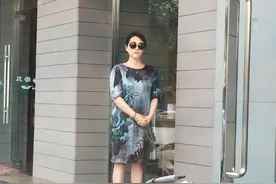 张碧晨带女儿外出，女儿正脸照首次曝光，和华晨宇小时候一个样图片