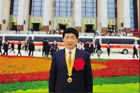 变的是战场 不变的是使命——记全国优秀共产党员、永联村党委书记、江苏永钢集团董事局副主席吴惠芳图片