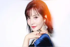 她年过50还未婚，今穿宝石蓝丝绒连体裤，满脸胶原蛋白超显嫩图片
