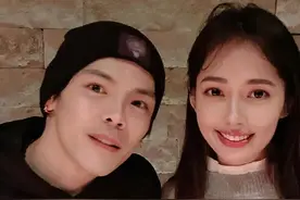 郭碧婷挺巨肚逛街喝饮料，身材纤细脚踝肿，向佐十指紧扣细心呵护图片