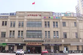 看到女儿脸上缠着纱布的照片，父亲赶紧报警！图片