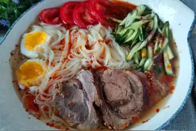 吃冷面都要放鸡蛋，你知道先吃鸡蛋还先吃面呢？教你应该这样吃图片