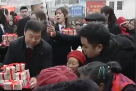 富豪开直升机回老家拜年 向乡亲们发1200万现金红包图片