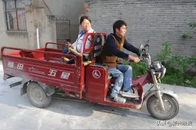 自幼患有小儿麻痹症，乡村教师李磊坚守讲台15年，网课期间还拄拐送教！他想用自己的故事激烈更多的农村孩子图片
