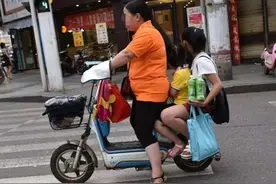 为啥电动车非要装个脚蹬子？专家当场被打脸，车主：您踩一脚看看图片