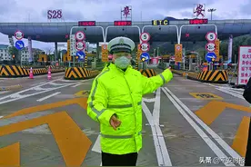 手臂裹着纱布值守的“最美交警”图片