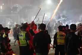 美军在亚洲为非作歹，故意放鞭炮炸路人，不戴口罩戏弄漂亮女警图片