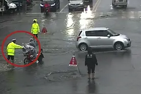 「凡人微光」交警雨中赤脚执勤 路过市民递上暖心雨鞋图片