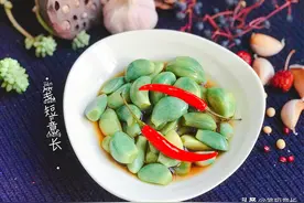 腌腊八蒜别直接放醋，多加这“2红2白”，酸脆解腻，1天就变绿图片