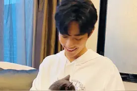 肖战李现同穿白色衬衫搭配休闲外套，一个青春阳光，一个酷帅有型图片