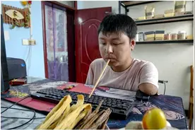 无臂小伙咬1根筷子当手指，每天8小时直播家乡特产，收获惊喜图片