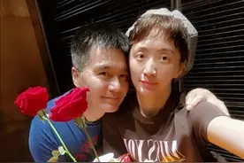 两次朝前妻生的儿子动手，对现任儿子百依百顺，许亚军这么偏心？图片