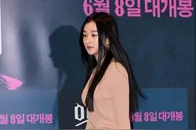 徐睿知的“腰精”有多名副其实，穿针织衫挡不住曲线，腰肢真抢镜图片