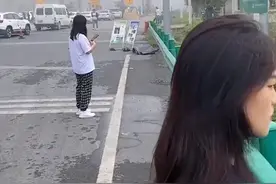 安徽一高速遇假期堵车堵到怀疑人生，两男子竟拿出鱼竿淡定钓鱼图片