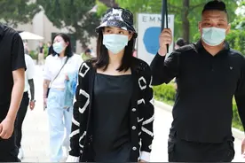 宋茜全黑look潮酷有型，霸气大姐大气场十足图片