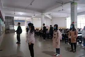 送餐到班 错峰就餐 保障师生用餐安全图片
