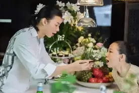霍尊与妈妈拍的婚纱照被扒出，母子行为举止过于亲密有点辣眼睛图片