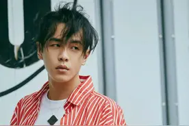 张若昀的条纹衬衫穿搭，充满少年活力感图片