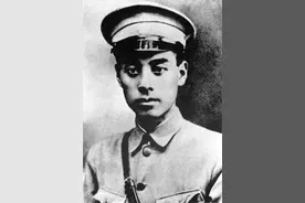 周恩来两次摔伤，一次落下终身残疾，一次遇名医痊愈，此人是谁？图片