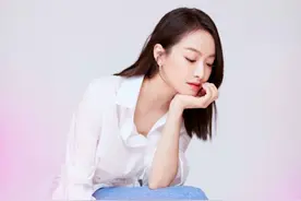 宋茜衬衫牛仔裤走青春范，衣领微开秀锁骨更被赞：点睛之笔图片
